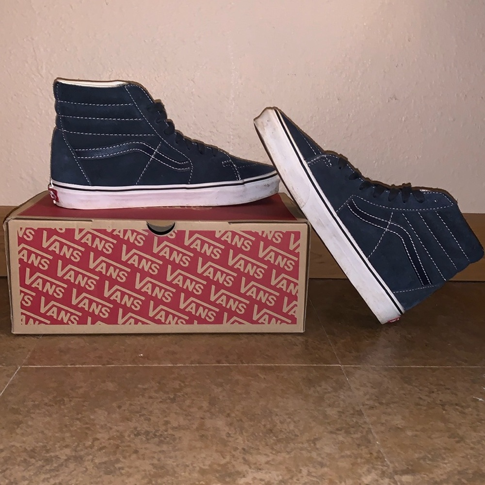 Men’s Vans size 8.5 comes with box